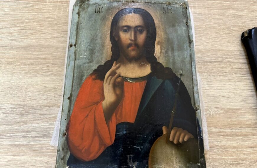 Київські митники передали донецькому музею ікону Спаса Вседержителя, яку намагалися вивезти за кордон