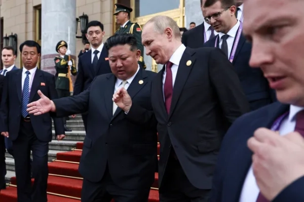 Президент Росії Володимир Путін, другий праворуч, та лідер Північної Кореї Кім Чен Ин жестикулюють, залишаючи прийом після військового параду на честь 80-ї річниці закінчення Другої світової війни в Пекіні, Китай, середа, 3 вересня 2025 року. (Олександр Казаков, Sputnik, фото біля басейну Кремля через AP)