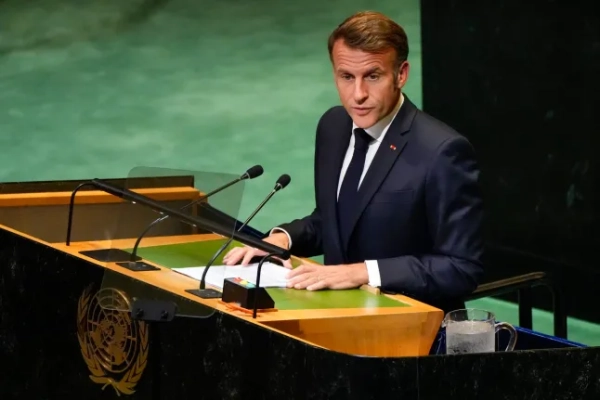 Президент Франції Еммануель Макрон виступає під час високопоставленої зустрічі в Організації Об'єднаних Націй, спрямованої на залучення підтримки дводержавного врегулювання ізраїльсько-палестинського конфлікту в понеділок, 22 вересня 2025 року, в штаб-квартирі ООН. (Фото AP/Юкі Івамура)