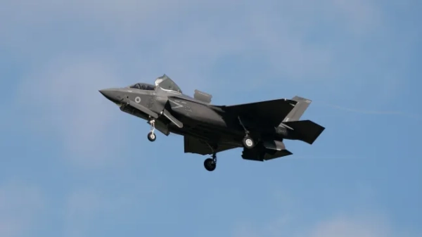 Винищувач-невидимка F-35 у небі