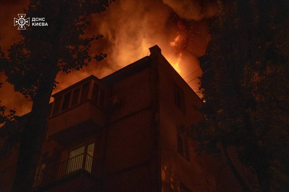 Вночі у Шевченківському районі вирувала масштабна пожежа