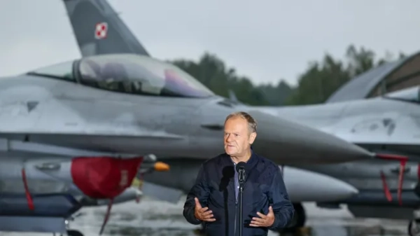 Обов'язкове джерело: Фото Аніти Вальчевської/East News/Shutterstock (15481146g) Прем'єр-міністр Польщі Дональд Туск відвідав зустріч із польськими пілотами винищувачів F-16 Fighting Falcon на 32-й авіабазі 11 вересня 2025 року в Ласку в центральній Польщі. Зустріч відбулася через день після безпрецедентного порушення польського повітряного простору російськими безпілотниками. Було підтверджено, що щонайменше 19 російських безпілотників увійшли до польського повітряного простору вночі та рано вранці 10 вересня. Дональд Туск зустрічається з польськими пілотами реактивних винищувачів, Форест, Польща - 11 вересня 2025 року