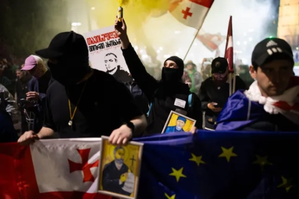 У Тбілісі, Грузія, 19 квітня 2025 року, у день Великодня, студенти та родини заарештованих під час демонстрації поновлюють присягу, яку вони склали рівно рік тому, 19 квітня 2024 року, під час протестів проти російського закону. До маршу також приєднуються митці та протестувальники за вільне та незалежне громадське телебачення. Після складання присяги демонстранти прямують до будівлі парламенту та до церкви Кашуеті, щоб разом відсвяткувати Великдень. (Фото Себастьяна Кано/NurPhoto via Getty Images)