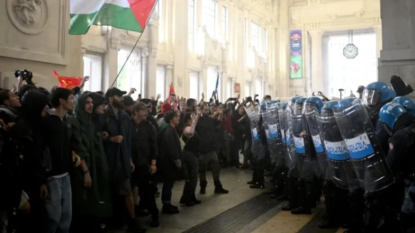 Протестувальники зіткнулися з поліцією з боротьби з масовими заворушеннями на залізничному вокзалі Мілано-Чентрале на узбіччі загальнонаціонального страйку, організованого профспілкою Unione Sindacale di Base (USB Union) у Мілані, північно-західна Італія, 22 вересня 2025 року. Профспілка USB організувала 24-годинний національний загальний страйк у всіх секторах, вимагаючи від уряду негайного розриву відносин з Державою Ізраїль на знак солідарності з палестинським народом та Глобальною флотилією Сумуд. (Фото П'ЄРО КРУЧАТТІ / AFP) (Фото П'ЄРО КРУЧАТТІ/AFP via Getty Images)