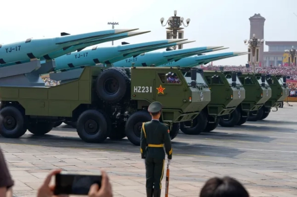 Ракети YJ-17 пролітають повз під час військового параду на честь 80-ї річниці капітуляції Японії у Другій світовій війні, що відбувся перед воротами Тяньаньмень у Пекіні, середа, 3 вересня 2025 року. (Фото AP/Ng Han Guan)