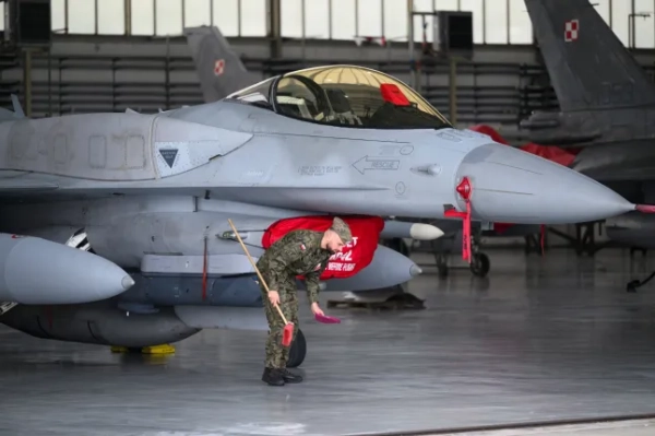 epaselect epa12369029 Винищувач F-16 польських ВПС розміщений на 31-й тактичній авіабазі під час візиту президента Польщі Кароля Наворцького (на фото немає), Познань - Кшесіни, Польща, 11 вересня 2025 року. Терміновий візит президента на авіабазу в Кшесінах пов'язаний з порушенням повітряного простору російськими безпілотниками. EPA/JAKUB KARCZMARCZYK POLAND OUT