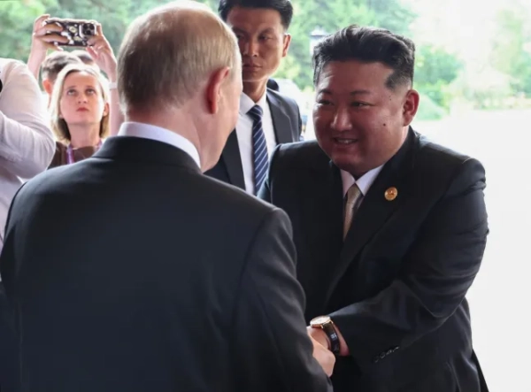 На цьому фото з басейну, поширеному російським державним агентством «Супутник», президент Росії Володимир Путін проводжає північнокорейського лідера Кім Чен Ина після їхніх переговорів після відвідування військового параду з нагоди 80-ї річниці перемоги над Японією та закінчення Другої світової війни в Пекіні 3 вересня 2025 року. (Фото Олександра КАЗАКОВА / POOL / AFP) (Фото Олександра КАЗАКОВА/POOL/AFP via Getty Images)