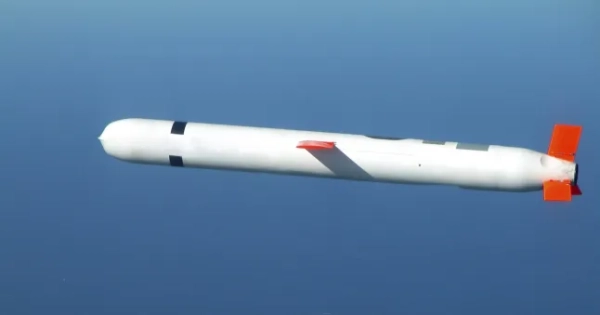 Чайна-Лейк, Каліфорнія, 10 листопада 2002 року - Крилата ракета Tactical Tomahawk Block IV проводить контрольовані льотні випробування над західним випробувальним комплексом Командування повітряних систем ВМС (NAVAIR) у південній Каліфорнії. Tactical Tomahawk, крилата ракета Tomahawk наступного покоління, має можливість перепрограмувати ракету під час польоту для ураження будь-якої з 15 попередньо запрограмованих альтернативних цілей або перенаправити ракету на будь-які координати цілі, визначені системою глобального позиціонування (GPS). Вона також зможе зависати над цільовою зоною протягом кількох годин, а завдяки бортовій телекамері дозволить командирам бойових дій оцінити бойові пошкодження цілі та, за необхідності, перенаправити ракету на будь-яку іншу ціль.