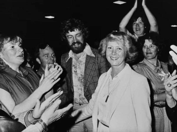 Портрет, зроблений 1 липня 1980 року в Рейк'явіку, показує президента Ісландії Вігдес Фіннбогадөттір, обраного вузьким переможцем, отримавши 33,6% голосів виборців, 30 червня 1980 року, яку вітають прихильники. Вона є першою жінкою у світі, обраною прямим загальним голосуванням на посаду глави держави. Під час президентських виборів 1980 року жіночий рух зосередився на обранні жінки після загального страйку, під час якого 90% ісландських жінок оголосили страйк, щоб показати важливість недооціненої жіночої праці. (Фото PRESSENS BILD / AFP) (Фото -/PRESSENS BILD/AFP via Getty Images)