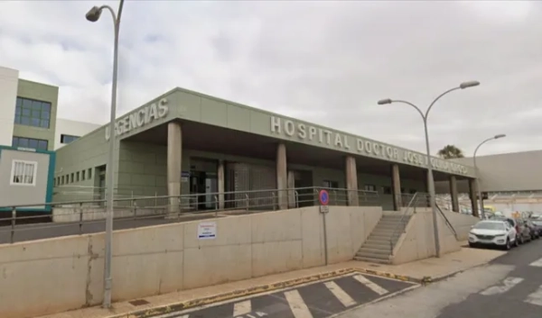 56-річний британський турист з Коста-Тегісе загинув, впавши з балкону готелю на Канарських островах «після того, як зламалися поручні». Його 54-річний колега-відпочивальник отримав тяжкі травми.