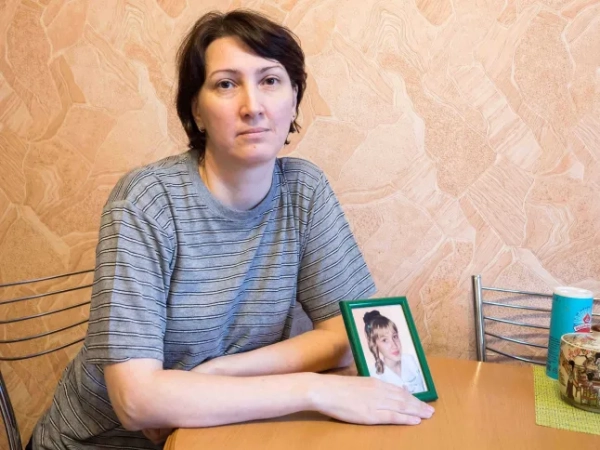 53-річна Наталія Чардимова, мати померлої десятирічної дівчинки Ольги, яку викопав грабіжник могил Анатолій Москвін у російському Нижньому Новгороді.