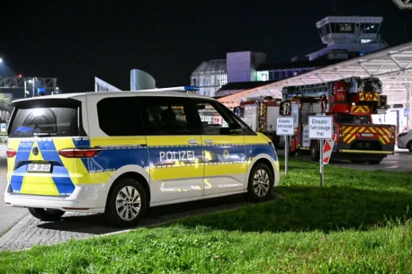 Поліція та пожежна служба чергують після спостережень за дронами та скасування рейсів в аеропорту Мюнхена, п'ятниця, 3 жовтня 2025 року. (Джейсон Чепляков/dpa via AP)