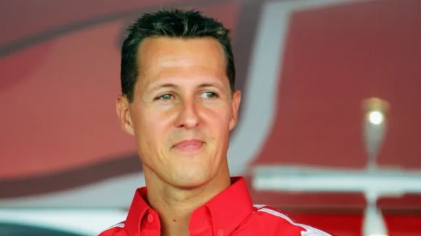МОНЦА, ІТАЛІЯ – 1 ВЕРЕСНЯ: Міхаель Шумахер з Німеччини та Ferrari посміхається після гонки Vodafone на площі Дуомо в Мілані під час анонсування Гран-прі Італії Формули-1 1 вересня 2005 року в Монці, Італія. (Фото Ларса Барона/Bongarts/Getty Images)