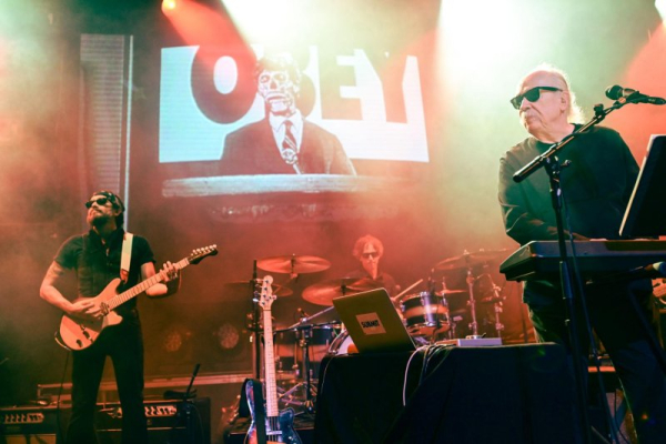 Джон Карпентер (праворуч) виконує музику з вистави «Вони живуть» у театрі «Беласко» в Лос-Анджелесі. Фото Стівена Албанезе надано Storm King Productions. John Carpenter (R) performs music from