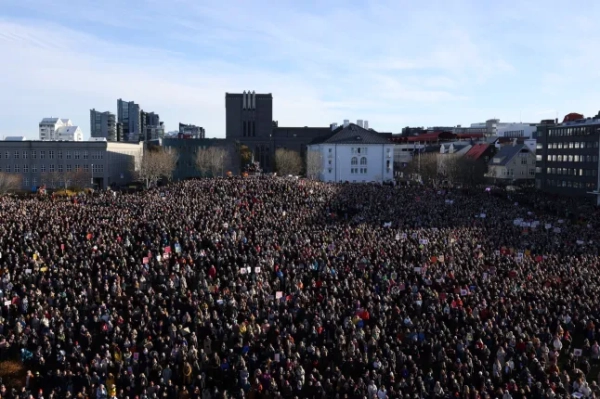 Люди по всій Ісландії збираються під час жіночого страйку в Рейк'явіку, Ісландія, у вівторок, 24 жовтня 2023 року. Прем'єр-міністр Ісландії та жінки по всій острівній державі страйкують, щоб вимагати припинення нерівної оплати праці та гендерно зумовленого насильства. (Фото AP/Арні Торфасон)