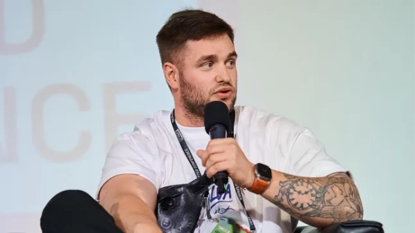 Костянтин Галич виступає в мікрофон на сцені.