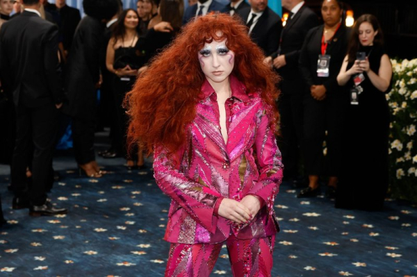 Чаппелл Роан з'являється на червоній доріжці Met Gala у травні. Вона приєднується до списку зірок, які мають вийти на сцену на церемонії введення до Зали слави рок-н-ролу. Фото з архіву Джона Анджелліо/UPI. Chappell Roan arrives on the red carpet at the Met Gala in May. She joins the roster of stars slated to take the stage at the Rock & Roll Hall of Fame Induction Ceremony. File Photo by John Angelillo/UPI