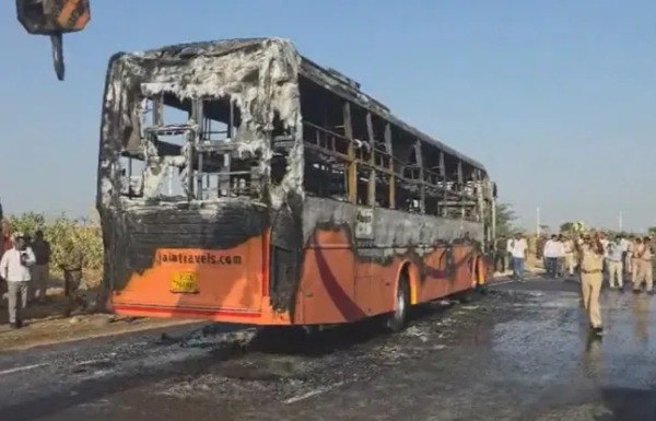 Обвуглені залишки спального автобуса, який загорівся на шосе в Індії.