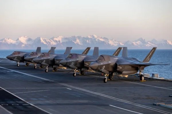 На фото: Винищувачі F-35 B Lightning з 617-ї ескадрильї вишикувалися на палубі зльоту HMS Prince of Wales на світанку під час навчань NORDIC RESPONSE 24. 7 березня 2024 року HMS Prince of Wales продовжував операції за полярним колом біля узбережжя Норвегії. Винищувачі F-35 B Lightning з 617-ї ескадрильї були вишиковані на палубі зльоту на світанку перед черговим днем участі в навчаннях NORDIC RESPONSE 24 (частина навчань Steadfast Defender). Навчання Steadfast Defender стануть найбільшими навчаннями НАТО за десятиліття. НАТО продемонструє застосування сил у кількох регіонах та в кількох сферах (морській, наземній, повітряній, космічній та кібернетичній). Масштаб цих навчань триватиме кілька місяців і на тисячах кілометрів, і в них візьмуть участь десятки тисяч військовослужбовців Альянсу майже з кожного союзника по НАТО. Крім того, у загальну концепцію навчань буде інтегровано різноманітні національні навчальні маневри. Участь CSG у STDE24 є демонстрацією можливостей та здатності Великої Британії розгортатися та діяти в найсуворіших умовах, а також нашої відданості цілям НАТО щодо захисту території союзників та стримування супротивників.