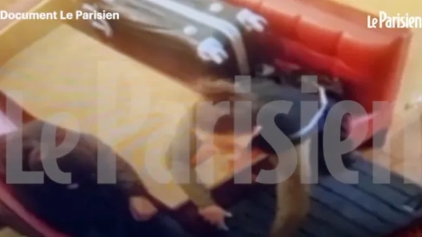 Дядько вихоплює маленьку дівчинку з багажника: Шокуюче відео показує момент, коли 27-річна алжирська мігрантка нібито відкриває валізу, в яку вона запхала вбиту дитину, у жвавому паризькому барі. Фото: Паризький суд присяжних / Le Parisien