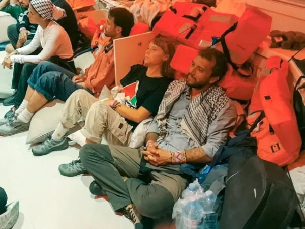 Шведська активістка Грета Тунберг та бразильський активіст Тьяго Авіла сидять на судні, що прямує до Ізраїлю, після того, як Ізраїль перехопив деякі судна Глобальної флотилії Сумуд, що мали дістатися до Гази та прорвати морську блокаду Ізраїлю, на цьому роздатковому зображенні, опублікованому 2 жовтня 2025 року. МІНІСТЕРСТВО ЗАКОРДОННИХ ЗАПОСЛУГ ІЗРАЇЛЮ / Роздатковий матеріал через REUTERS. ЦЕ ЗОБРАЖЕННЯ НАДАНО ТРЕТІЄЮ СТОРОНОЮ. БЕЗ ПЕРЕПРОДАЖУ. БЕЗ АРХІВІВ. ОБОВ'ЯЗКОВЕ АВТОРСЬКЕ ПОСИЛАННЯ TPX. ЗОБРАЖЕННЯ ДНЯ. Reuters вдалося перевірити особу людей, які сидять на підлозі, як Грети Тунберг та Тьяго Авіли, за рисами обличчя та одягом, які збігалися з нещодавніми зображеннями, побаченими в їхніх облікових записах у соціальних мережах, та роздатковим матеріалом Міністерства закордонних справ Ізраїлю. Точне судно, на якому вони сфотографовані, не вдалося підтвердити. Дату також не вдалося перевірити, проте Міністерство закордонних справ Ізраїлю опублікувало відео Тунберг, а Глобальна флотилія Сумуд опублікувала відео перехоплення кількох човнів 1 жовтня.