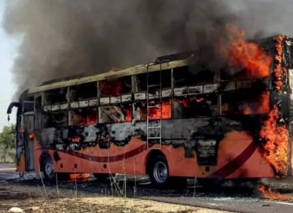 Палаючі залишки автобуса після того, як він загорівся в Індії, внаслідок чого загинуло щонайменше 20 людей.