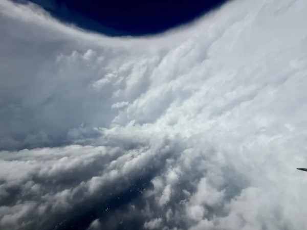 **ВІДЕО ДОСТУПНЕ: ЗВ’ЯЖІТЬСЯ ЗА АДРЕСОЮ INFO@COVERMG.COM, ЩОБ ОТРИМАТИ** Екіпаж резерву ВПС США з 53-ї ескадрильї метеорологічної розвідки, відомої як ???Мисливці за ураганами???, пролітає крізь ураган Мелісса 27 жовтня 2025 року. Екіпаж здійснив проліт крізь шторм, щоб зібрати важливі метеорологічні дані для Національного центру ураганів США. Щонайменше троє людей загинули на Ямайці внаслідок повного впливу урагану Мелісса, який обрушився на Ямайку у вівторок. Це найсильніший шторм у світі цього року і потенційно найпотужніший, коли-небудь зареєстрований на Ямайці. Національний центр ураганів США (NHC) попередив про ???катастрофічні та небезпечні для життя??? умови, причому шторм п’ятої категорії принесе максимальну стійку швидкість вітру до 175 миль/год (282 км/год). Ураган вже спричинив чотири смерті на Гаїті та в Домініканській Республіці, окрім трьох зареєстрованих смертельних випадків на Ямайці. Експерти попереджають, що повільний рух урагану Мелісса може призвести до тривалих зливових опадів у деяких районах, що підвищить ризик сильних повеней та зсувів. За даними NHC, Мелісса наразі вважається найсильнішим штормом у світі у 2025 році за максимальною швидкістю вітру та низьким центральним тиском. У матеріалах: Зображення та відео урагану Мелісса від 27 жовтня. Місце: авіабаза Кіслер, Міссісіпі, Ямайка. Коли: 27 жовтня 2025 року. Фото: підполковник Марк Віті, фото ВПС США/Cover Images. **Щодо всіх випадків використання та запитів, будь ласка, звертайтеся за адресою info@cover-images.com - +44 (0)20 3397 3000. ЛИШЕ ДЛЯ РЕДАКЦІЙНОГО ВИКОРИСТАННЯ. МАТЕРІАЛИ ВИКОРИСТОВУЮТЬСЯ ЛИШЕ РАЗОМ З РЕДАКЦІЙНОЮ СТАТТЮ. ВИКОРИСТАННЯ ЦИХ МАТЕРІАЛІВ ДЛЯ РЕКЛАМИ, МАРКЕТИНГУ АБО БУДЬ-ЯКИХ ІНШИХ КОМЕРЦІЙНИХ ЦІЛЕЙ СУВОРО ЗАБОРОНЕНО. АВТОРСЬКЕ ПРАВО НА МАТЕРІАЛИ ЗАЛИШАЄТЬСЯ У ВКАЗАНОГО ПОСТАЧАЛЬНИКА.**