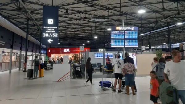 Париж, Франція - 26 липня 2024 року: Термінал 3 аеропорту Шарля де Голля в Парижі, Франція, Європа, люди сидять, гуляють, стоять, роблять покупки, чекаючи на свій рейс. Декорації.