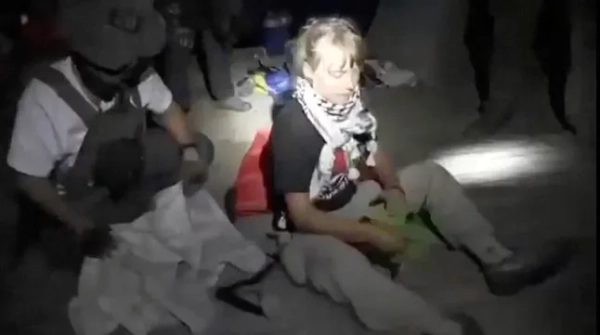 Знімок екрана з відео показує шведську активістку Грету Тунберг, яка сидить поруч із людиною в тактичному спорядженні, поки ізраїльські сили безпеки перехоплюють судна Глобальної флотилії Сумуд, 1 жовтня 2025 року. Міністерство закордонних справ Ізраїлю/роздатковий матеріал через REUTERS. ЦЕ ЗОБРАЖЕННЯ НАДАНО ТРЕТІЄЮ СТОРОНОЮ. ОБОВ'ЯЗКОВЕ ПОСИЛАННЯ НА АВТОРА. ПЕРЕПРОДАЖ ЗАБОРОНЕНО. АРХІВИ ЗАБОРОНЕНІ.