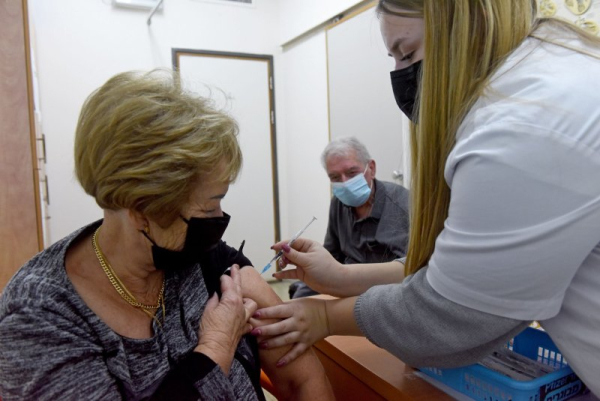 Вакцина проти оперізувального лишаю також знижує ризик серцевих захворювань, інсульту, деменції та смерті у пацієнтів старше 50 років, повідомили дослідники у новому дослідженні. Фото Деббі Гілл/UPI The shingles vaccine also lowers the risk of heart disease, stroke, dementia and death for patients over the age of 50, researchers reported in a new study. File Photo by Debbie Hill/UPI