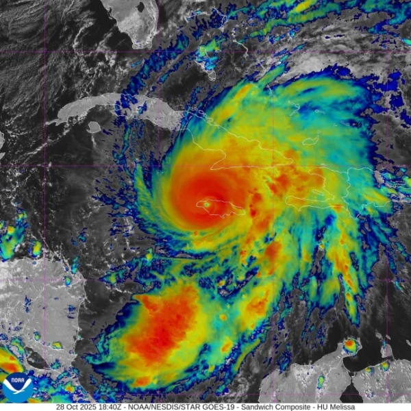 Обов'язкове джерело: Фото NOAA/ZUMA Press Wire/Shutterstock (15629652d) Ураган Мелісса, шторм 5-ї категорії, обрушується на острів Ямайка в Карибському морі. Мелісса має вітер зі швидкістю 175 миль/год і буде найсильнішим штормом, який коли-небудь обрушувався на Ямайку. Ураган Мелісса: Наближається до Ямайки: Найсильніший шторм 2025 року, Карибське море - 28 жовтня 2025 року