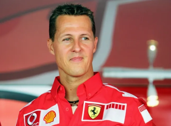 МОНЦА, ІТАЛІЯ – 1 ВЕРЕСНЯ: Міхаель Шумахер з Німеччини та Ferrari посміхається після гонки Vodafone на площі Дуомо в Мілані під час анонсування Гран-прі Італії Формули-1 1 вересня 2005 року в Монці, Італія. (Фото Ларса Барона/Bongarts/Getty Images)