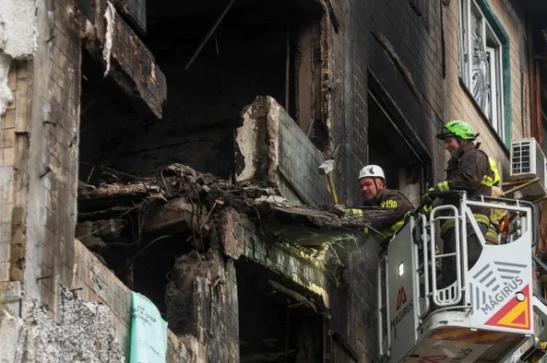 epa12412585 Рятувальники працюють на місці російського удару по житловому будинку в Києві, Україна, 28 вересня 2025 року, на тлі російського вторгнення. За даними Державної служби з надзвичайних ситуацій, Росія розпочала масштабну нічну атаку по всій Україні, використовуючи майже 500 безпілотників та 40 ракет, в результаті чого загинуло щонайменше чотири людини та десятки отримали поранення. EPA/МАКСИМ МАРУСЕНКО