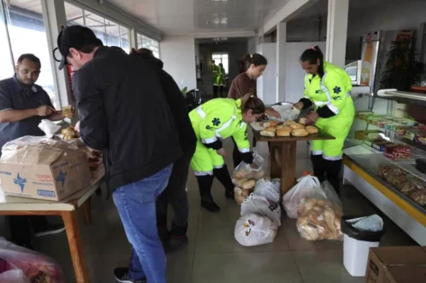 На цьому фото, опублікованому урядом штату Парана, видно волонтерів, які роздають воду та їжу мешканцям після того, як 7 листопада 2025 року в місті Ріу-Боніту-ду-Ігуасу в штаті Парана, Бразилія, обрушився торнадо зі швидкістю вітру до 250 км/год. Про це в суботу повідомила влада. (Фото Handout / Уряд штату Парана / AFP) / ВИКОРИСТАННЯ ОБМЕЖЕНО ДЛЯ РЕДАКЦІЙНИХ ЦІН - ОБОВ'ЯЗКОВЕ ПОСИЛАННЯ 