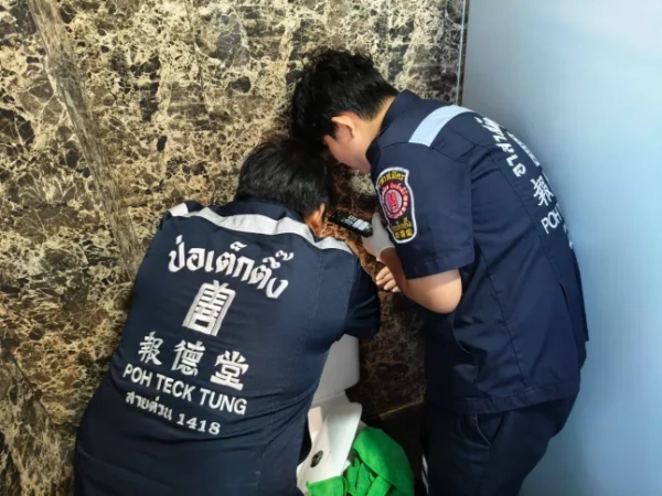 У Таїланді було знайдено живою покинуту дівчинку в бачку унітазу. 15 листопада новонароджена дівчинка плакала, коли її почула економка, яка прибирала на третьому поверсі офісної будівлі в Бангкоку. Працівниця підняла кришку унітазу і була шокована, виявивши дитину в контейнері, наполовину наповненому водою, куди її, як вважається, поклали невдовзі після народження. Дитина була роздягнена, а її руки зблідли та зморшкуваті від замочування у воді. Поліція одразу прибула на місце події в районі Лат-Крабанг близько 11:00 за місцевим часом після отримання повідомлення. ПАКЕТ: Відео, фото, текст