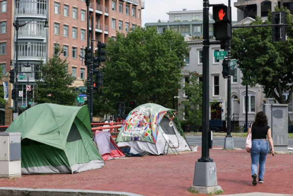 Дослідники стверджують, що люди з рівнем доходу в сім'ї, що знаходиться на межі бідності, або з рівнем заборгованості, що зростає в ранньому дорослому віці, мають вищі шанси на передчасну смерть. Фото з архіву: Джемаль Каунтесс/UPI People with poverty-level family income or increasing debt levels during early adulthood have higher odds of premature death, researchers said. File Photo by Jemal Countess/UPI