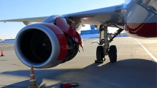 Частини, що вилітають з літака (PDA) / TFOA (Речі, що падають з літака): Правий кожух вентилятора двигуна літака Sukhoi SuperJet SSJ100 російської авіакомпанії «Росія», що летів з Владивостока (VVO) до Благовєщенська (BQS), відірвався під час польоту. Літак, на борту якого перебували 90 пасажирів та п'ять членів екіпажу, здійснив екстрену посадку в Хабаровську. За повідомленнями російських ЗМІ, Приморська транспортна прокуратура оцінить стан технічних наземних служб аеропорту Владивостока під час підготовки літака до зльоту. Фото: Далекосхідна транспортна прокуратура