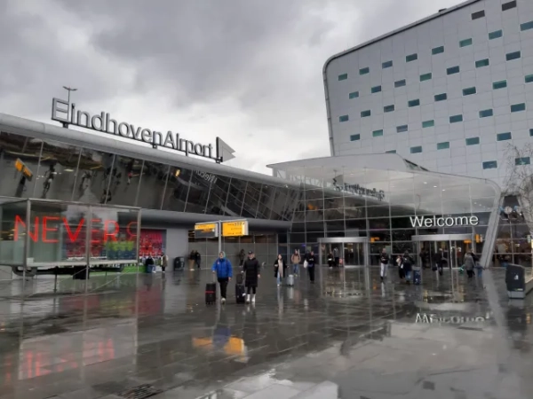 Ейндховен, Нідерланди - 31 грудня 2023 року: Аеропорт Ейндховена в Північному Брабанті, Нідерланди, Європа, Люди, Пейзажі