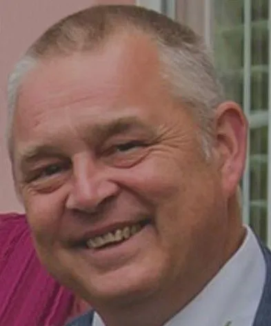 На фото Даррен Сілкокс. Шоковані покупці вшанували пам'ять власника магазину, який загинув внаслідок дивного падіння, коли дерев'яні перила обвалилися на балконі готелю на Канарських островах. Батько двох дітей, 56-річний Даррен Сілкокс, був одним із двох чоловіків, які впали на сходи атріуму під час сімейної відпустки. Пан Сілкокс був на сонячному відпочинку зі своєю родиною в апартаментах Galeon Playa на курорті Коста-Тегісе на Лансароте, коли сталася трагедія. Він приїхав зі свого дому в Кумбрані, Гвент, де відкрив два магазини під назвою Silcox Stores. Відтоді покупці та друзі віддали шану «чудовій людині» та «чудовому хлопцеві» перед його похороном пізніше цього місяця. Одна жінка сказала: «З ним завжди було так приємно розмовляти в магазині, мене це дуже засмутило, коли я побачила новини». Інший чоловік назвав пана Сілкокса «чудовою людиною» та додав: «Спочивай з миром, Даррене, так багато людей будуть дуже сумувати за тобою». Під час розслідування смерті пана Сілкокса було повідомлено, що він упав на сходи атріуму «після обвалу дерев'яних поручнів». Коронерському суду Гвента повідомили, що місцева цивільна гвардія проводить розслідування його смерті. Районний коронер Гвента Роуз Фармер заявила, що розпочала розслідування «через смерть від травм, отриманих внаслідок падіння». Вона сказала, що попереднє розслідування свідчить про те, що пан Сілкокс помер «внаслідок черепно-мозкової травми внаслідок падіння, переломів черепа та рваних ран черепа». Цивільна гвардія Іспанії розпочала розслідування обставин інциденту, який стався 25 жовтня. Повідомляється, що поліція зосереджується на тому, чи зіграли роль у смерті неналежний догляд або заходи безпеки. Двоє чоловіків впали приблизно о 1:30 ночі, і на місце події було повідомлено рятувальників. Пана Сілкокса було оголошено мертвим о 3:30 ранку. Медичні бригади, що прибули на місце події, підтвердили, що 56-річний чоловік помер від травм, отриманих під час падіння. 54-річному чоловікові, який вижив, негайно надали медичну допомогу, перш ніж його доставили до відділення інтенсивної терапії лікарні доктора Хосе Моліна Ороса. Інцидент глибоко вплинув на популярний туристичний напрямок, де відвідувачі зазвичай очікують безпечних стандартів у готелях та квартирах. Початкові повідомлення вказують на те, що пошкоджений бар'єр був розташований у верхній частині готелю, хоча влада не розголошує назву закладу. Розслідування було відкладено до повного слухання 20 липня 2026 року. СЛУЖБА НОВИН УЕЛЬСУ