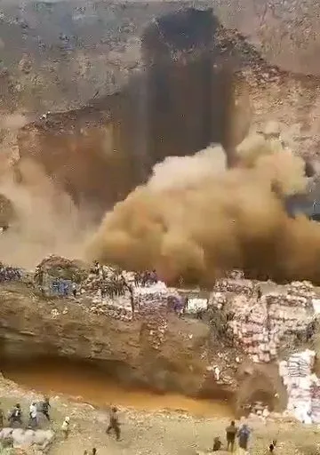 ФОТОГРАФІЇ, ВЗЯТІ З СОЦІАЛЬНИХ МЕРЕЖ БЕЗ ДОЗВОЛУ Кавама, Луалаба, Демократична Республіка Конго Щонайменше 80 людей загинули внаслідок зсуву, що завалив шахтарям у Конго