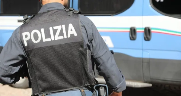 Віченца, VI, Італія - 10 травня 2024 року: Італійський поліцейський у формі з великим написом POLIZIA, що означає ПОЛІЦІЯ італійською мовою, та фургон з придушення заворушень