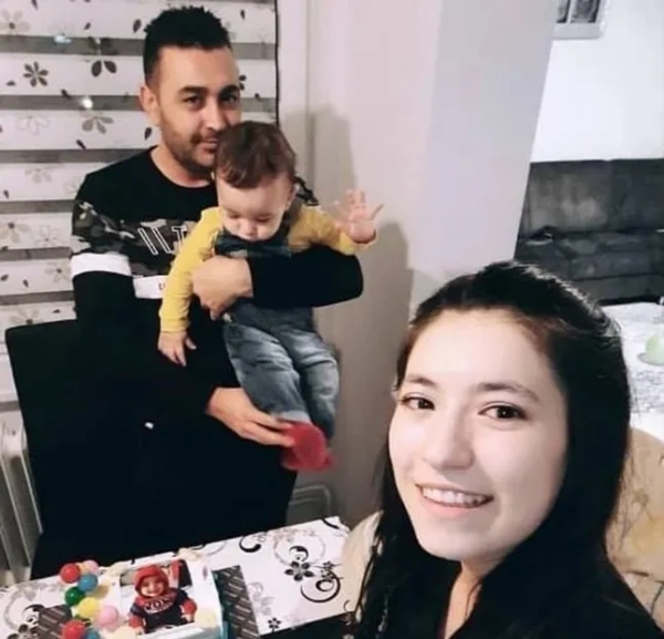 27-річна Сігдем Бочек позує з чоловіком та дитиною на недатованому фото. Вона та її двоє дітей померли у Стамбулі, Туреччина. (newsX/NF)