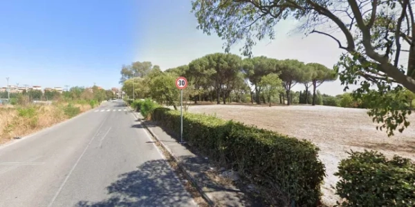 За даними поліції Риму, чоловіка тримали та змусили спостерігати, як мігранти, які врізалися в його машину, ґвалтували його 18-річну наречену в Італії. Пара, яка, як кажуть, була гола до інциденту, припаркувалася в тихому куточку парку Тор Тре Тесте у східній частині столиці за кілька хвилин до того, як їх оточила група, яка напала на їхній автомобіль. Поліція повідомила, що нападники розбили вікно та спочатку витягли 24-річного чоловіка з машини, а потім змусили вийти жінку, яка намагалася прикритися одягом. Чоловік розповів поліцейським, що його тримали двоє нападників, поки його наречену відтягували на невелику відстань. https://www.google.com/maps/place/Quarticciolo,+00155+Рим,+Метрополитен+Сіті+оф+Рим+Капітал,+Італія/@41.8919784,12.5813807,3a,75y,159.4h,89.95t/data=!3m7!1e1!3m5!1sqi8vOKWxPMbBJN5ykiGgbw!2e0!6shttps:streetviewpixels-pa.googleapis.comv1thumbnailcb_cli entmaps_sv.tactilew900h600pitch0.054297104793633366panoidqi8vOKWxPMbBJN5ykiGgbwyaw159.40158160259563!7i16384!8i8192!4m6!3m5!1s0x132f62fed32d3fdf:0x79be650f614b9617!8m2!3d41.8924796!4d12.5790713!16sg122p7vrb?entry=ttu&g_ep=EgoyMDI1MTExNy4wIKXMDSoASAFQAw