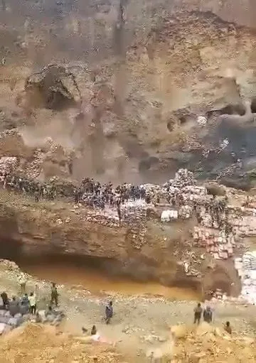 ФОТОГРАФІЇ, ВЗЯТІ З СОЦІАЛЬНИХ МЕРЕЖ БЕЗ ДОЗВОЛУ Кавама, Луалаба, Демократична Республіка Конго Щонайменше 80 людей загинули внаслідок зсуву, що завалив шахтарям у Конго