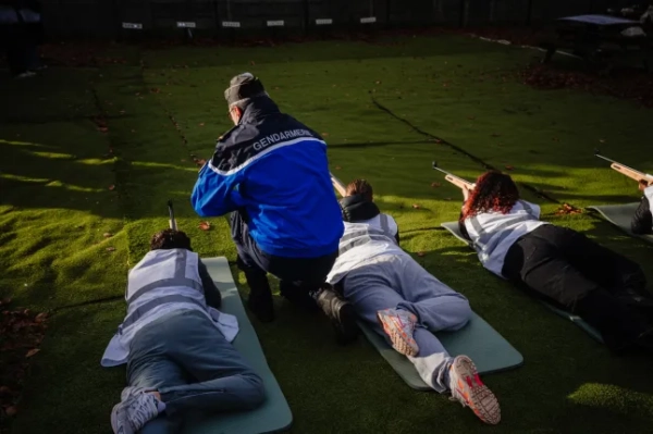 Військовий інструктор надає інструкції учасникам під час тренування зі стрільби з лазера в рамках Дня оборони та громадянства (JDC) у Форт-де-Монруж в Аркюеї, на південь від Парижа, 26 листопада 2025 року. Президент Еммануель Макрон має оголосити, що Франція відновлює військову службу на добровільній основі через зростаючу загрозу з боку Росії, трохи менше ніж через три десятиліття після того, як обов'язкову національну службу в країні було скасовано та замінено JDC. (Фото Дімітара Ділкоффа / AFP via Getty Images)