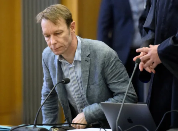 Чоловік, підозрюваний у зникненні британської дівчинки Мадлен Макканн у Португалії, прибуває на суд за непов'язаними звинуваченнями у сексуальному насильстві в Брауншвейзі, Німеччина, 3 квітня 2024 року. Крістіану Б. висунуто звинувачення за трьома пунктами звинувачення у зґвалтуванні за обтяжуючих обставин та двома пунктами звинувачення у сексуальному насильстві над дітьми в Португалії в період з 12 грудня 2000 року по 11 червня 2017 року. Джуліан Стратеншульте/Pool via REUTERS REFILE - ВИПРАВЛЕННЯ