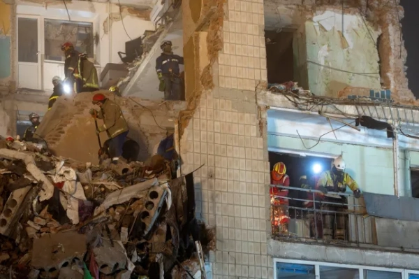 Рятувальники розчищають завали на місці багатоквартирного будинку, який вчора був уражений російською ракетою на тлі нападу Росії на Україну, у Тернополі, Україна, 20 листопада 2025 року. REUTERS/Thomas Peter