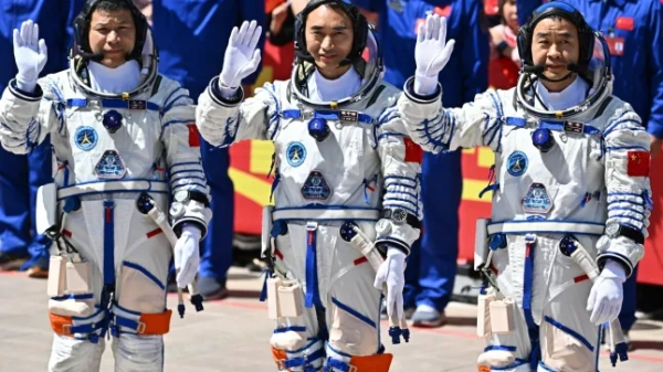 Зліва направо: астронавти Шеньчжоу-20 Ван Цзе, Чень Дун і Чень Чжунжуй