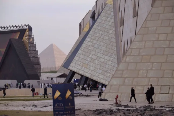 Люди гуляють тераріумом Великого Єгипетського музею (GEM) з пірамідою (в центрі) перед його відкриттям у Гізі, на південно-західній околиці столиці Каїр, 1 листопада 2025 року. Поблизу стародавніх пірамід Гізи, недалеко від Каїра, Великий Єгипетський музей готується до пишного відкриття 1 листопада після двох десятиліть затримок. Масивні статуї та історичні артефакти стародавньої цивілізації країни будуть представлені на 24 000 квадратних метрах (258 000 квадратних футів) постійної виставкової площі. (Фото Халеда ДЕСУКІ / AFP) (Фото ХАЛЕДА ДЕСУКІ/AFP через Getty Images)