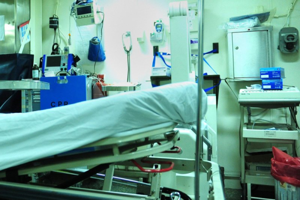 Поширені проблеми зі здоров'ям у похилому віці – зневоднення, марення, недоїдання або падіння – можуть стати катастрофічними після серйозної операції. Фото Кевіна Дітча/UPI Common health problems of old age -- dehydration, delirium, malnutrition or falls -- can become catastrophic following a major surgery.File Photo by Kevin Dietsch/UPI